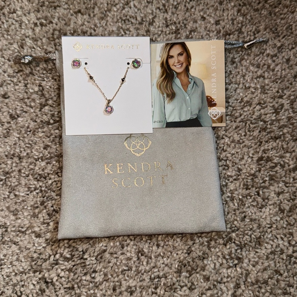 Kendra Scott necklace and earrings set